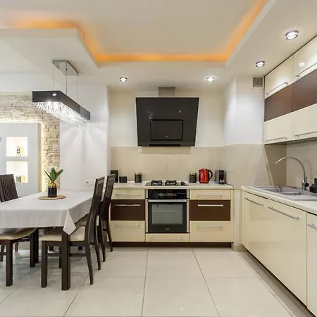 Close-urban Chic - One Bedroom -luxury - Grzybowska 5 Warsaw